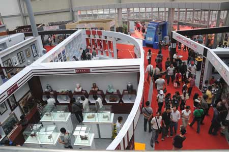 Visitors tour the exhibition hall of 2009 China Jingdezhen International Ceramic Fair in Jingdezhen, east China's Jiangxi Province, Oct. 18, 2009. The 2009 China Jingdezhen International Ceramic Fair kicked off here on Oct. 18. [Shi Weiming/Xinhua]