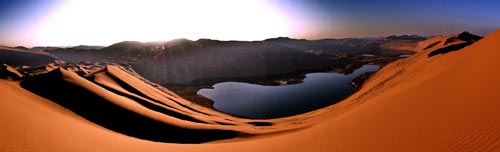 Picture taken on Oct. 17, 2009 shows oasis lakes in Badain Jaran Desert located in Araxan League of north China's Inner Mongolia Autonomous Region. [Li Xin/Xinhua]