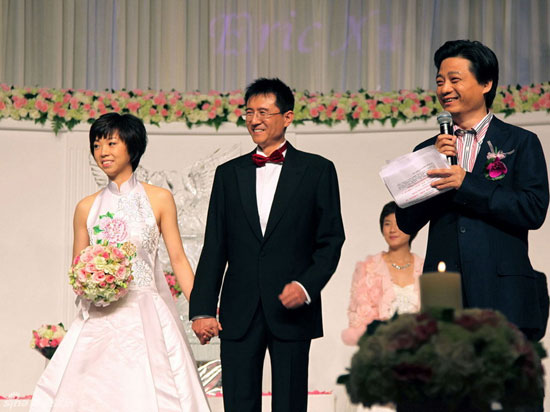 China's Olympic table tennis champion Zhang Yining tied the knot with business man Xu Wei on Sunday. From L to R, bride Zhang Yining, groom Xu Wei and emcee Cui Yongyuan. [Photo: sina.com]