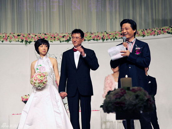 China's Olympic table tennis champion Zhang Yining tied the knot with business man Xu Wei on Sunday. From L to R, bride Zhang Yining, groom Xu Wei and emcee Cui Yongyuan. [Photo: sina.com]