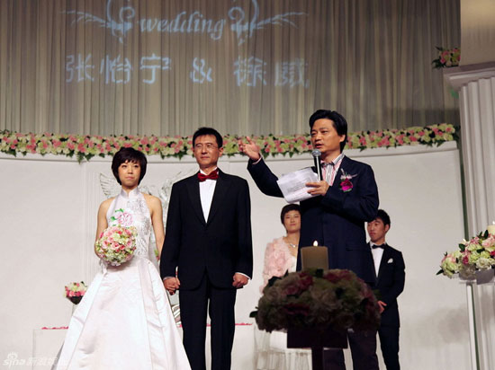 China's Olympic table tennis champion Zhang Yining tied the knot with business man Xu Wei on Sunday. From L to R, bride Zhang Yining, groom Xu Wei and emcee Cui Yongyuan. [Photo: sina.com]