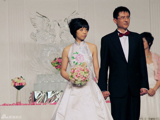 From L to R, bride Zhang Yining and groom Xu Wei. [sina.com]