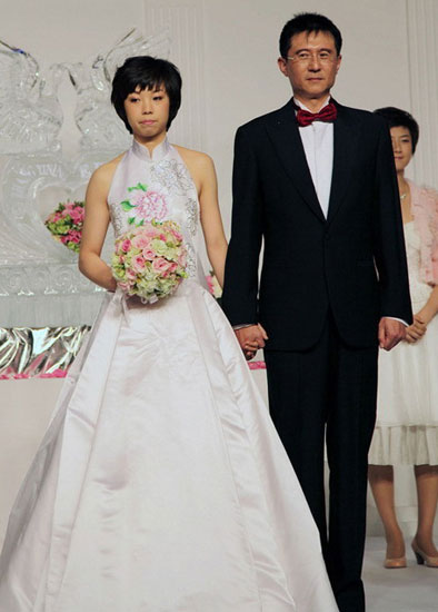 From L to R, bride Zhang Yining and groom Xu Wei. [sina.com]