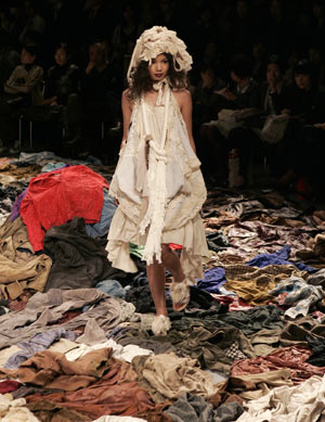 A model displays a creation by Japanese designer Aya Furuhashi at a fashion show during Japan Fashion Week in Tokyo October 19, 2009.[Xinhua/Reuters]