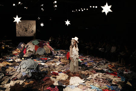 A model displays a creation by Japanese designer Aya Furuhashi at a fashion show during Japan Fashion Week in Tokyo October 19, 2009.[Xinhua/Reuters]