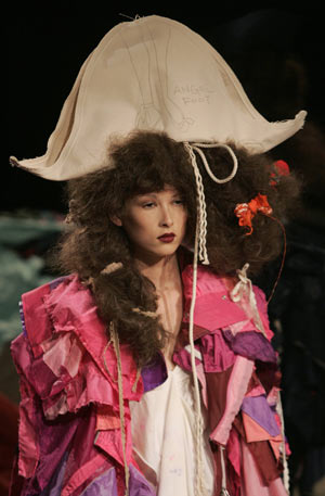 A model displays a creation by Japanese designer Aya Furuhashi at a fashion show during Japan Fashion Week in Tokyo October 19, 2009.[Xinhua/Reuters]