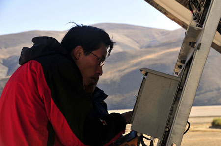A technician debugs devices at the unmanned earthquake monitor in Tingri County, southwest China's Tibet Autonomous Region, Oct. 17, 2009. China's first unmanned earthquake monitor has been established and put into use at 4255 meters above sea level on Mt. Qomolangma. [Yan Yuanyuan/Xinhua]