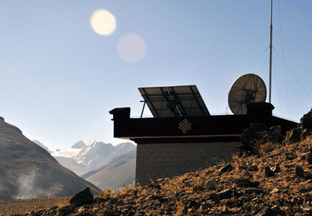 The unmanned earthquake monitor is seen in Tingri County, southwest China's Tibet Autonomous Region, Oct. 17, 2009. [Yan Yuanyuan/Xinhua]