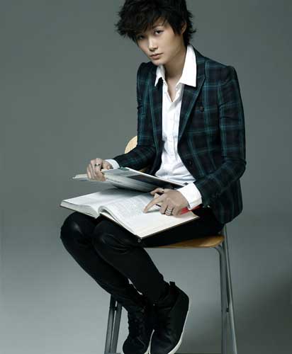Singer Chris Li (Li Yuchun) poses for the InStyle magazine. [InStyle]