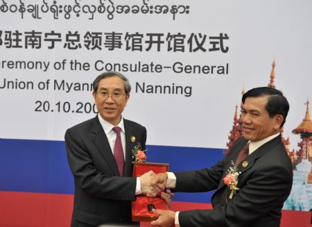 Ma Biao (L), chairman of the Guangxi Zhuang Autonomous Region, presents a car to the Consulate-General of the Union of Myanmar in Nanning during its opening ceremony in Nanning, capital of southwest China's Guangxi Zhuang Autonomous Region, on Oct. 20, 2009. [Xinhua]