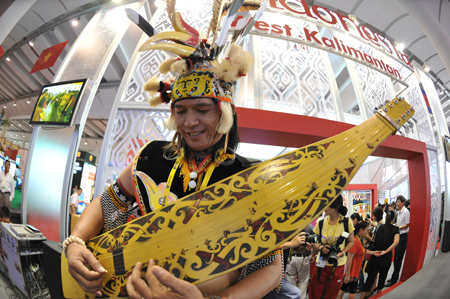 An Indonesian performer plays muscial instrument during the 6th China-ASEAN Exposition (CAEXPO) in Nanning, capital of southwest China's Guangxi Zhuang Autonomous Region, on Oct. 20, 2009. [Xinhua]