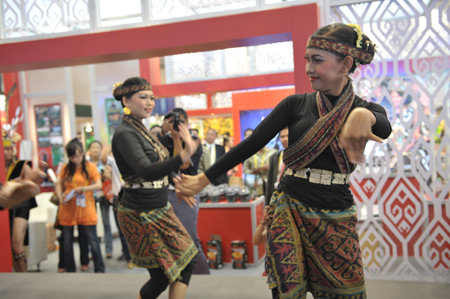 Indonesian girls perform folk dance during the 6th China-ASEAN Exposition (CAEXPO) in Nanning, capital of southwest China's Guangxi Zhuang Autonomous Region, on Oct. 20, 2009. [Xinhua]