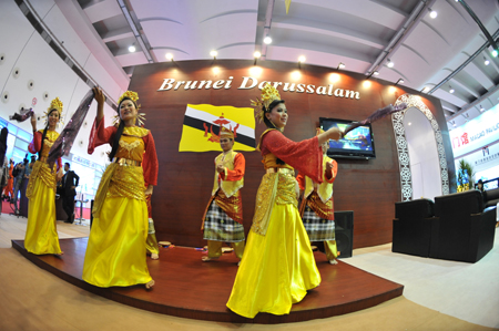 Bruneian girls perform folk dance during the 6th China-ASEAN Exposition (CAEXPO) in Nanning, capital of southwest China's Guangxi Zhuang Autonomous Region, on Oct. 20, 2009. [Xinhua]