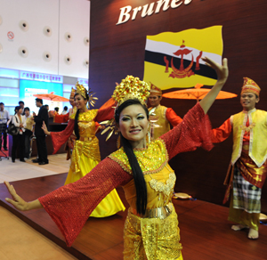 Bruneian girls perform folk dance during the 6th China-ASEAN Exposition (CAEXPO) in Nanning, capital of southwest China's Guangxi Zhuang Autonomous Region, on Oct. 20, 2009. [Xinhua]