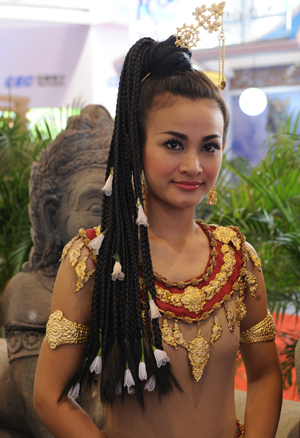 A Cambodian girl dressed in local traditional costumes smiles to visitors during the 6th China-ASEAN Exposition (CAEXPO) in Nanning, capital of southwest China's Guangxi Zhuang Autonomous Region, on Oct. 20, 2009. [Xinhua]