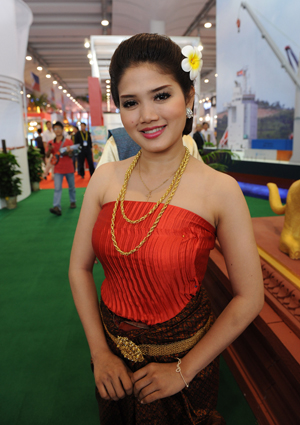 A Cambodian girl dressed in local traditional costumes smiles to visitors during the 6th China-ASEAN Exposition (CAEXPO) in Nanning, capital of southwest China's Guangxi Zhuang Autonomous Region, on Oct. 20, 2009. [Xinhua]