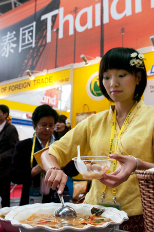 A Thai girl provides local flavor to visitors during the 6th China-ASEAN Exposition (CAEXPO) in Nanning, capital of southwest China's Guangxi Zhuang Autonomous Region, on Oct. 20, 2009. [Xinhua]