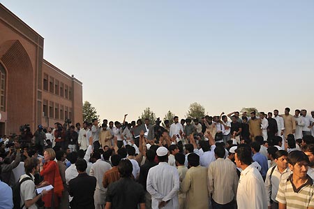 Pakistani university students gather and demonstrate after the suicide blast at Islamic International University in Islamabad on Oct. 20, 2009. [Xinhua]