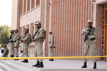 Pakistani soldiers stand guard near the blast site in Islamabad, capital of Pakistan, Oct. 20, 2009. [Xinhua] 