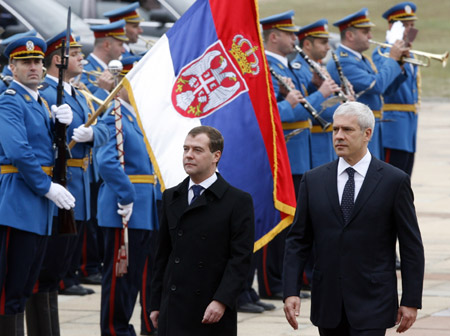 Russia's President Dmitry Medvedev (L) and his counterpart Serbia's Boris Tadic review an honour guard upon their arrival in Belgrade October 20, 2009.[Xinhua/Reuters]