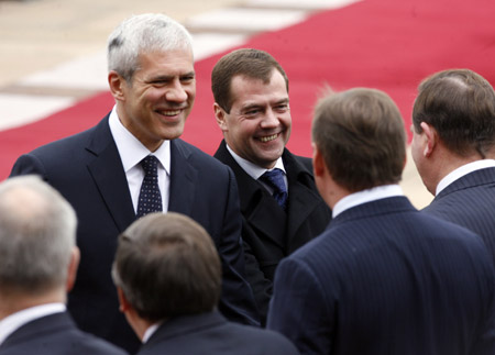 Serbia's President Boris Tadic (L) welcomes his Russia's counterpart Dmitry Medvedev upon his arrival in Belgrade October 20, 2009. [Xinhua/Reuters]