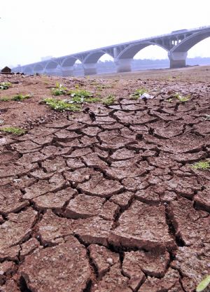 Photo taken on Oct. 20, 2009 shows the dry up riverbed of the Xiangjiang River in Changsha, capital of central China's Hunan Province. Sustained drought along the Xiangjiang River has caused a severe shortage of drinking water for more than 3 million people in the cities of Changsha, Zhuzhou and Xiangtan.[Xinhua]