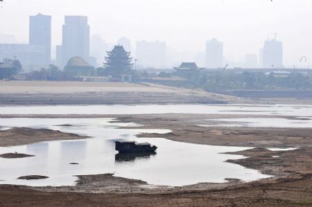 Photo taken on Oct. 20, 2009 shows the bare riverbed of the Xiangjiang River in Changsha, capital of central China's Hunan Province. Sustained drought along the Xiangjiang River has caused a severe shortage of drinking water for more than 3 million people in the cities of Changsha, Zhuzhou and Xiangtan.[Xinhua]