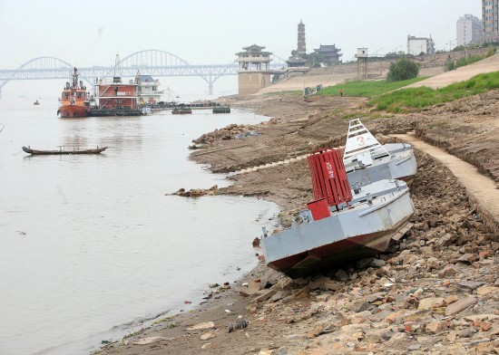 Photo taken on Oct. 20, 2009 shows the bare riverbed of Jiujiang reach of Yangtze River. [Xinhua]