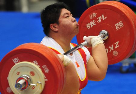 Qi Xihui of Hunan competes during the women's weightlifting over 75kg division in the 11th Chinese National Games in Jinan, east China's Shandong Province, Oct. 20, 2009. Qi won the gold medal with a total of 324kg. [Xinhua]