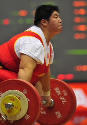 Qi Xihui of Hunan competes during the women's weightlifting over 75kg division in the 11th Chinese National Games in Jinan, east China's Shandong Province, Oct. 20, 2009. Qi won the gold medal with a total of 324kg. [Xinhua]