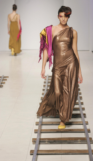 A model presents a creation by Ukrainian designer Christina Bobkova during Ukrainian Fashion Week in Kiev October 19, 2009. [Xinhua/Reuters]