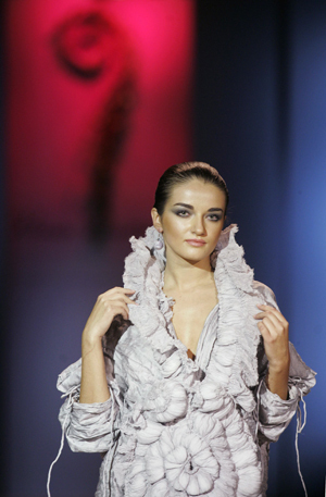 A model presents a creation by Ukrainian designer Christina Bobkova during Ukrainian Fashion Week in Kiev October 19, 2009. [Xinhua/Reuters]