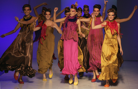 Models present creations by Ukrainian designer Christina Bobkova during Ukrainian Fashion Week in Kiev October 19, 2009. [Xinhua/Reuters]