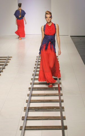 A model presents a creation by Ukrainian designer Christina Bobkova during Ukrainian Fashion Week in Kiev October 19, 2009. [Xinhua/Reuters]