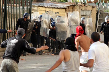 Protesters confront with riot police during clashes at Diar Echams district in Algeries, capital of Algeria, Oct. 20, 2009. Residents in Diar Echiams threw stones and other projectiles to riot police in a second day of clashes over housing conditions. [Xinhua]