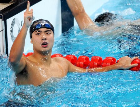 Zhejiang's Wu Peng celebrates after winning the men's 200m butterfly final at the 11th Chinese National Games in Jinan, east China's Shandong Province, Oct. 20, 2009. Wu clocked 1 minute 54.40 seconds to win the title. [Xinhua]