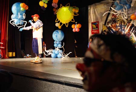 A clown performs during the 14th Mexico International Clown Festival in Mexico City, Mexico, Oct. 20, 2009. The 14th Mexico International Clown Festival kicked off on Oct. 19 with the participation of some 500 clowns from Mexico, Peru, the United States, Honduras and Salvador. [Xinhua] 