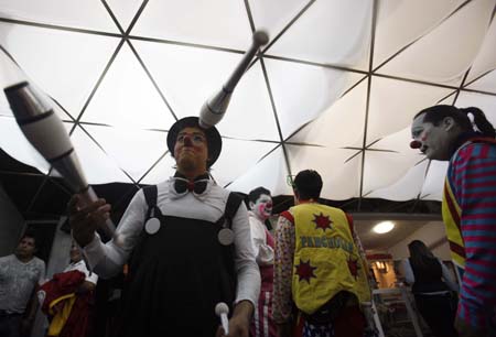 A clown prepares for the performance during the 14th Mexico International Clown Festival in Mexico City, Mexico, Oct. 20, 2009. [Xinhua]