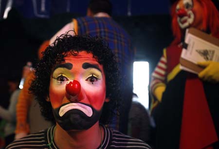 A clown prepares for the performance during the 14th Mexico International Clown Festival in Mexico City, Mexico, Oct. 20, 2009. [Xinhua]