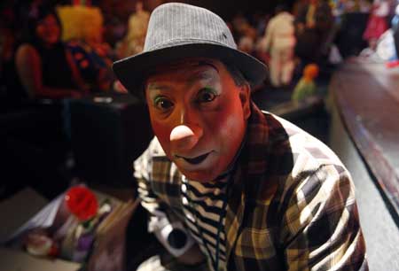 A clown prepares for the performance during the 14th Mexico International Clown Festival in Mexico City, Mexico, Oct. 20, 2009. [Xinhua]