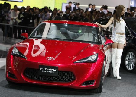 A model poses with the Toyota Motor Corp FT-86 concept car at the 41st Tokyo Motor Show in Chiba October 21, 2009.[Xinhua/Reuters]