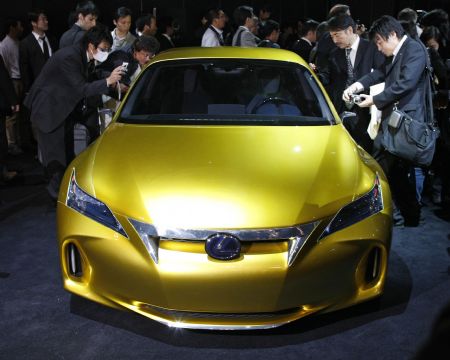 Visitors look at the Lexus LF-CH hybrid concept car at the 41st Tokyo Motor Show in Chiba, east of Tokyo October 21, 2009.[Xinhua/Reuters]