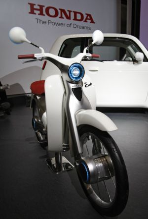 The Honda Motor Co EV-Cub electric concept scooter is displayed at the 41st Tokyo Motor Show in Chiba, east of Tokyo October 21, 2009.[Xinhua/Reuters]