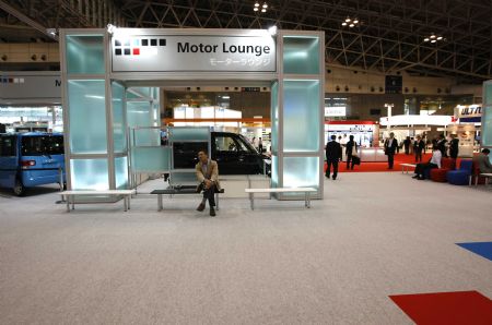 A visitor sits on a bench in the 'Motor Lounge', formerly the site of Hyundai Motor Co's booth until the Korean automaker cancelled their participation in the motor show, at the 41st Tokyo Motor Show in Chiba, east of Tokyo October 21, 2009.[Xinhua/Reuters]