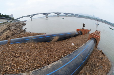 This picture taken on Oct 20, 2009 shows the pipes of a water intake near the Juzizhou Bridge of the city of Changsha in central China's Hunan province are extended to the center of Xiang River to ensure water supply for residents. 