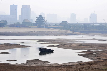 This picture taken on Oct 20, 2009 shows the bare riverbed in the west of Juzizhou along Xiang River of Changsha caused by a severe dry season which threatens the water supply and water safety of a total of 3 million residents living along the river Oct 20, 2009.[