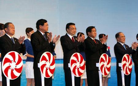 Leaders clap hands after cutting the ribbon during the opening ceremony of the 6th China-ASEAN Exposition (CAEXPO) in Nanning, capital of southwest China's Guangxi Zhuang Autonomous Region, on Oct. 20, 2009. The 6th CAEXPO kicked off in Nanning on Tuesday.[Liu Weibing/Xinhua]