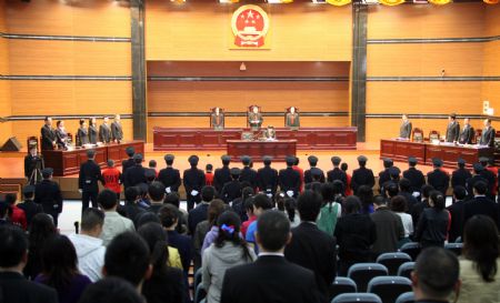 People attend the trial at No. 1 Intermediate People's Court, in southwest China's Chongqing Municipality, Oct. 21, 2009. [Xinhua]