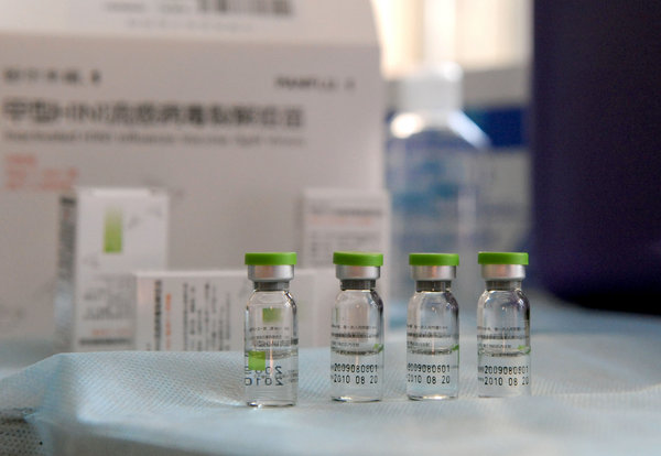 Beijing started Wednesday inoculating students, medical staff, public servants and elderly people with A/H1N1 flu vaccine free of charge. [CFP]