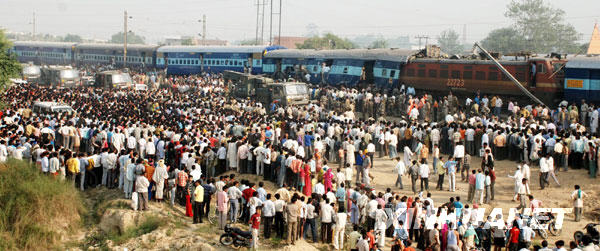 People gather around the train collision site near the Mathura railway station, some 80 kilometers from New Delhi, capital of India, October, 21, 2009. Delhi-bound Goa Samparkranti Express rammed into an unreserved compartment of a stationary Mewar Express on Wednesday morning near Mathura, claiming 15 lives and injuring over 20 others.[Xinhua]